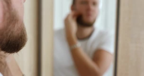 Bonito Homem Shirts Brancas Pentes Barba Corte Bigode Pessoalmente Ele — Vídeo de Stock