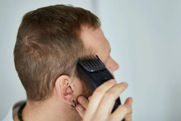 Handsome Man White Shirts Cutting Hair Personally Himself Machine Trimmer — Stock Photo, Image