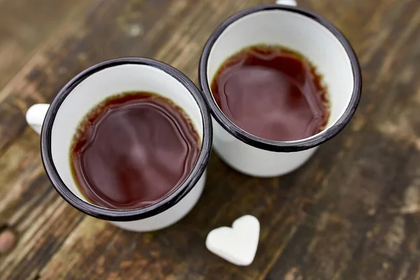 Deux Tasses Thé Émaillées Dans Nature Sur Fond Bois Amour — Photo