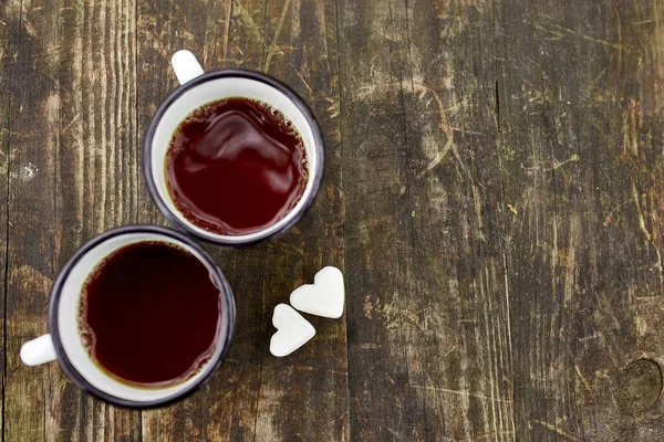 Эмалированные Две Чашки Чая Природе Деревянном Фоне Любовь Сердце Зефира — стоковое фото