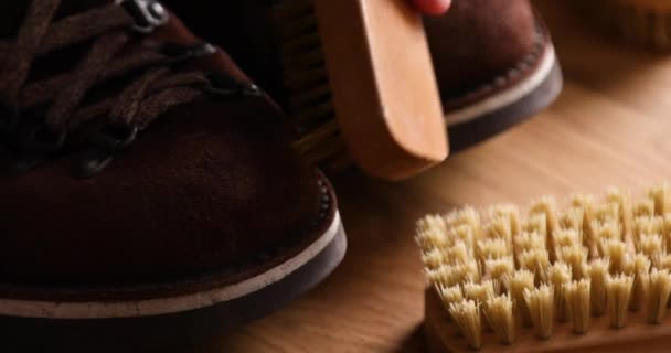 Man Hand Schoon Suède Schoenen Laarzen Met Een Borstel Houten — Stockvideo