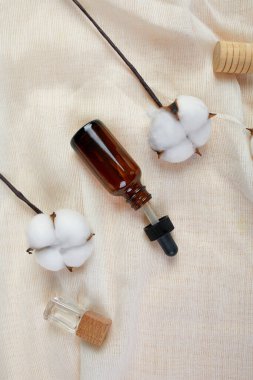 Pipet ve kumaş desenli pamuk çiçekli düz serum cam şişe yatağı doğal kozmetik kavramı, cilt bakımı, kopyalama alanı..
