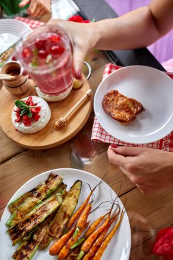 Akşam yemeğinin tadını çıkaran kadın limonata, yemek masası, aperatifler evdeki parti masasında servis ediliyor..