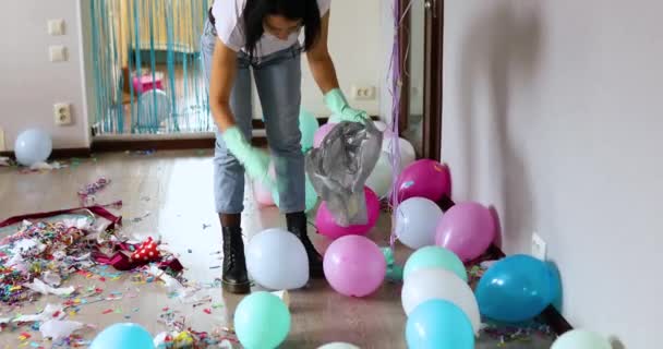 Vrouw Schoonmaken Rotzooi Van Vloer Kamer Partij Verwijdert Afval Van — Stockvideo