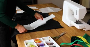 Adım adım, kadın terziler dikiş desenleri yapıyor atölye, tekstil endüstrisi, hobi, çalışma alanı gibi dikiş desenleriyle çalışan olgun terziler. Oluşturma süreci DIY, Terzinin İş Yeri