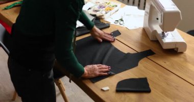 Adım adım, terzi kadın terzi masa, atölye, tekstil endüstrisi, hobi, çalışma alanı üzerinde çalışan olgun terzi. Oluşturma süreci DIY, Terzinin İş Yeri.