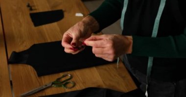 Adım adım, kadın terzi ipliği iğneye geçiriyor atölye, tekstil endüstrisi, hobi, çalışma alanı ile çalışan olgun bir terzi. Oluşturma süreci DIY, Terzinin İş Yeri.