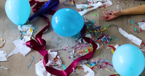 Vrouw met een glas champagne, slapen op de vloer in rommelige kamer na feest — Stockvideo