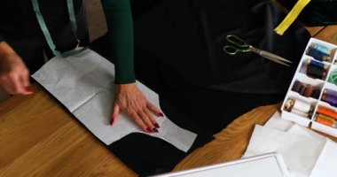 Adım adım, kadın terzi dikiş desenleri yapıyor.,