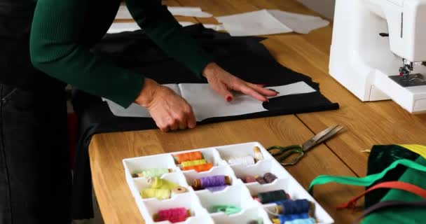 Крок за кроком, жінка виготовляє швейні візерунки., — стокове відео