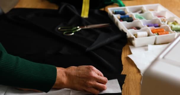 女裁缝师一步一步地制造缝纫图案, — 图库视频影像