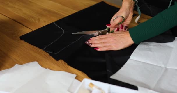 Étape par étape, Femme couturière mains matériau de coupe avec des ciseaux sur la table — Video
