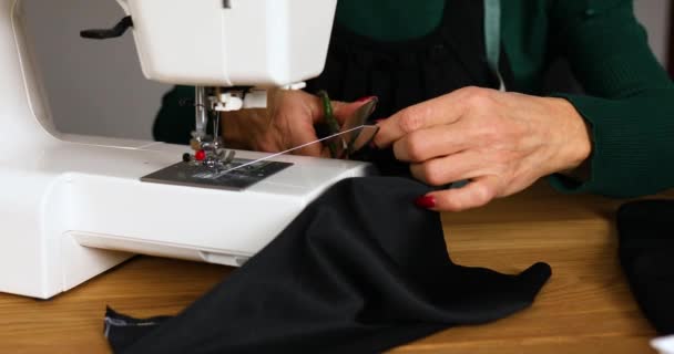 Krok po kroku, 50-warstwowa staruszka szyje ubrania na maszynie do szycia — Wideo stockowe