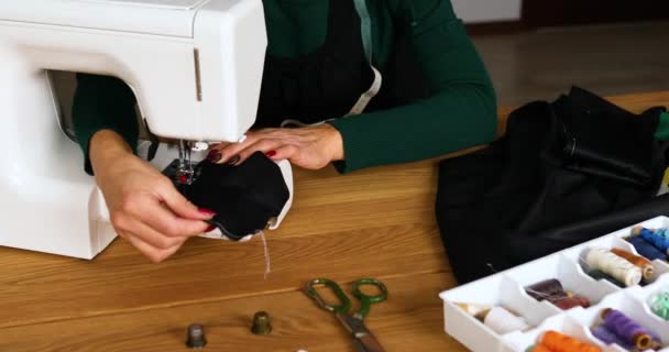 Paso a paso, 50-yers mujer de edad cose la ropa en la máquina de coser — Vídeos de Stock