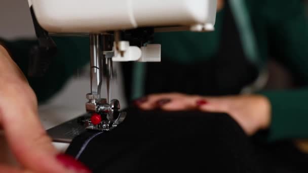 Krok po kroku, 50-warstwowa staruszka szyje ubrania na maszynie do szycia — Wideo stockowe