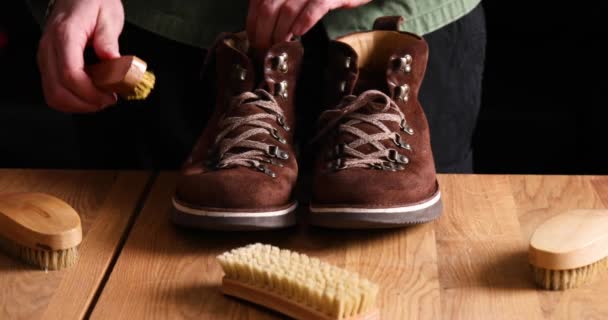 Man Hand Schoon Suède Schoenen Laarzen Met Een Borstel Houten — Stockvideo