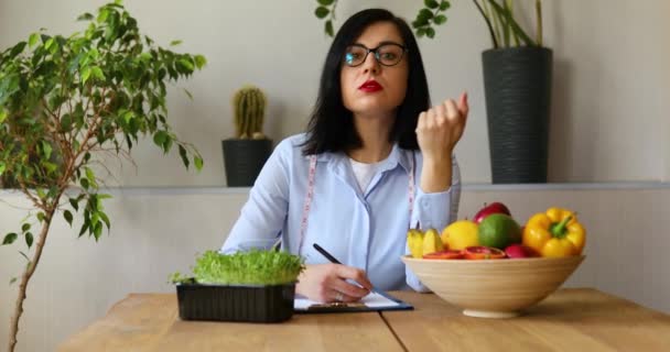 Nutritionist Dietitian Woman Speaking Writing Diet Plan Healthy Vegetables Fruits — Stock Video