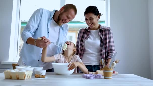 Ibu Ayah Dan Anak Menyiapkan Adonan Bersama Dapur Happy Family — Stok Video