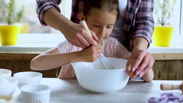 Matka Dcera Připravují Těsto Společně Kuchyni Rodinné Vaření Doma Víkendový — Stock video