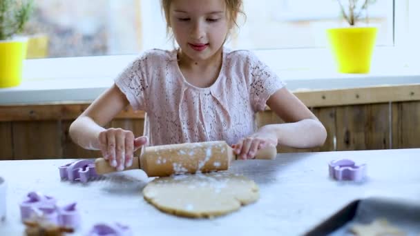 Éves Lány Főzés Konyhában Roll Tészta Cookie Sütés Alkalmi Életmód — Stock videók