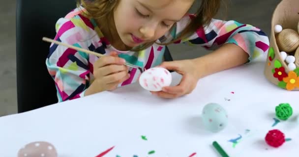 Щаслива Маленька Дівчинка Малює Малюючи Яйцями Пензля Вдома Дитина Готується — стокове відео