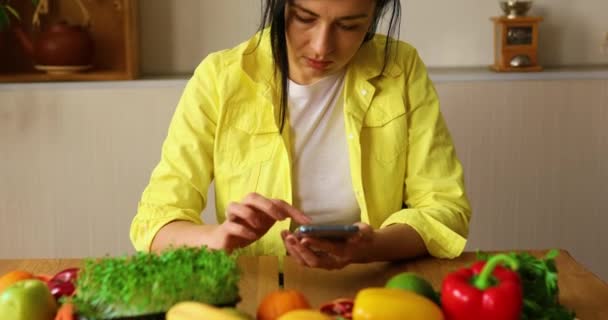 Mulher Está Usando Tablet Digital Smarthone Cozinhar Receita Olhando Cozinha — Vídeo de Stock