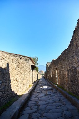 Pompei 'nin antik Roma şehri Pompei' nin arkeolojik kalıntıları, İtalya 'nın Campania bölgesindeki Pompeii, Campania bölgesindeki birçok sokaktan birinin güneyine bakıyor.