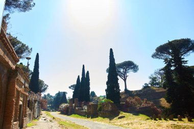 Pompei 'nin antik Roma şehri Pompei' nin arkeolojik kalıntıları, İtalya 'nın Campania bölgesindeki Pompeii, Campania bölgesindeki birçok sokaktan birinin güneyine bakıyor.