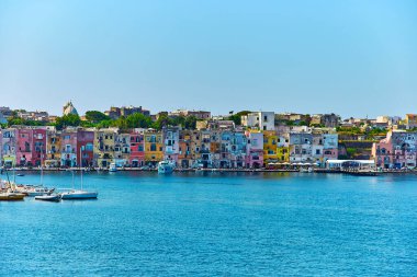 Procida Adası, Napoli, İtalya Marina di Corricella 'da renkli evler güneşli yaz günlerinde güzel Procida manzarası