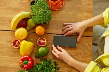 Kadın dijital tablet ya da akıllı tablet kullanıyor, evde yemek tarifi arıyor, sağlıklı gıda konsepti, vegan ya da diyet. İnternetten alışveriş.