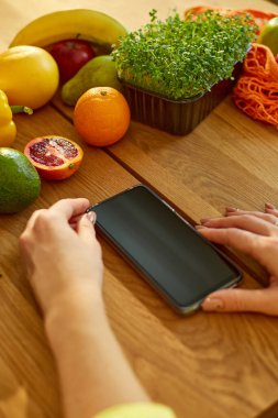 Kadın dijital tablet ya da akıllı tablet kullanıyor, evde yemek tarifi arıyor, sağlıklı gıda konsepti, vegan ya da diyet. İnternetten alışveriş.