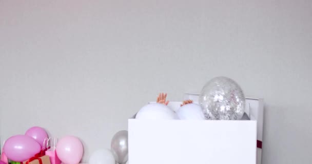 Roztomilá Radostná Holčička Růžových Šatech Vyskočí Velké Dárkové Krabice Balónky — Stock video