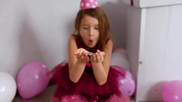 Powolny Ruch Piękna Dziewczynka Wysadza Wielokolorowe Confetti Bawiąc Się Domu — Wideo stockowe