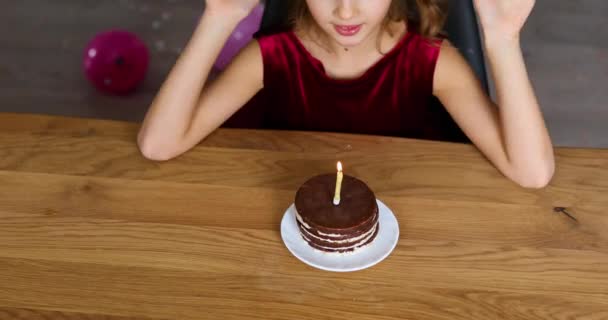 Mała Dziewczynka Sobie Urodzinowy Kapelusz Patrząc Tort Urodzinowy Dmuchanie Świec — Wideo stockowe