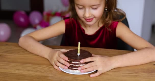 Een Klein Meisje Draagt Een Verjaardag Smakelijk Eet Een Verjaardagstaart — Stockvideo