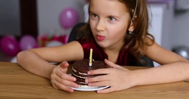 Uma Menina Está Usando Aniversário Fazer Rostos Saboroso Comer Bolo — Vídeo de Stock