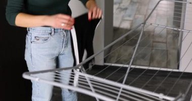 Ev hanımı çamaşır yıkama, ev içi çamaşır yıkama, kadın eli ve ıslak giysiler, günlük ev temizliği rutininden sonra...