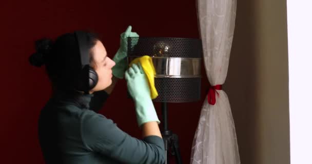 Kulaklıklı Kadın Dans Ediyor Şarkı Söylüyor Modern Evdeki Tozları Temizlerken — Stok video