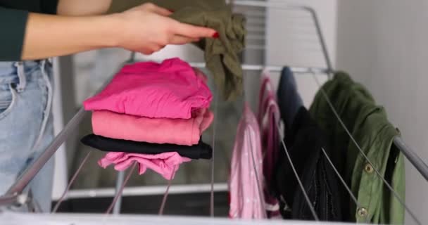 Νοικοκυρά Διπλώνει Ρούχα Από Σχάρα Στεγνώματος Στο Σπίτι Μετά Ξέπλυμα — Αρχείο Βίντεο