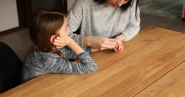 Moeder Die Haar Meisjes Helpt Met Het Knippen Van Haar — Stockvideo