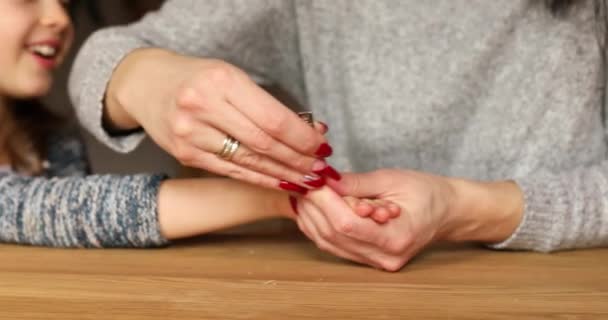 Mutter Die Ihrer Tochter Hause Mit Dem Haarschneider Die Fingernägel — Stockvideo