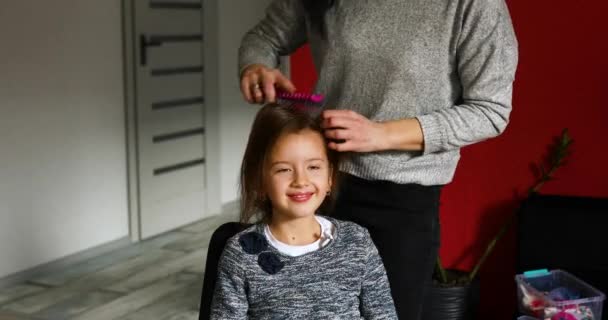 Μητέρα Χτενίζει Βουρτσίζει Μαλλιά Της Κόρης Της Στο Σπίτι Γυναίκα — Αρχείο Βίντεο