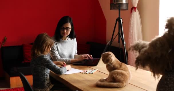 Die Mutter Arbeitet Heimischen Büro Laptop Ihre Tochter Sitzt Neben — Stockvideo