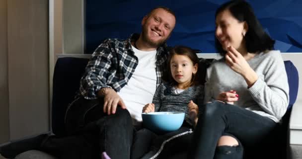 Mama Ojciec Córka Jedzą Popcorn Oglądają Film Telewizyjny Oglądają Film — Wideo stockowe