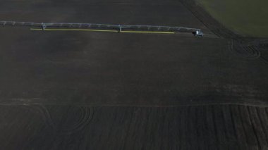 Tarım tarlası ve tarım sektöründe hava aracı görüntüsü damlatma sulama sistemi.