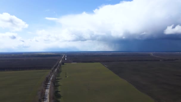 Airial Drone Melihat Tetesan Sistem Pengairan Irigasi Lahan Pertanian Agribisnis — Stok Video