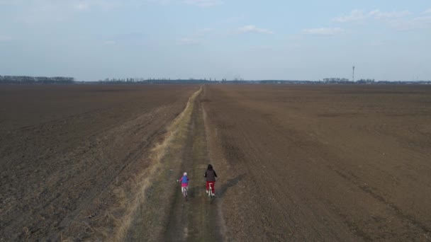 Αεροφωτογραφία Drone Από Ψηλά Της Μητέρας Και Της Κόρης Ποδήλατα — Αρχείο Βίντεο