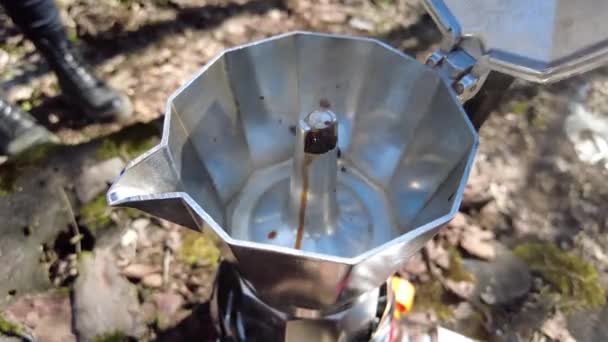 Proceso de cámara lenta de hacer café de camping al aire libre con cafetera de géiser de metal en un quemador de gas — Vídeo de stock