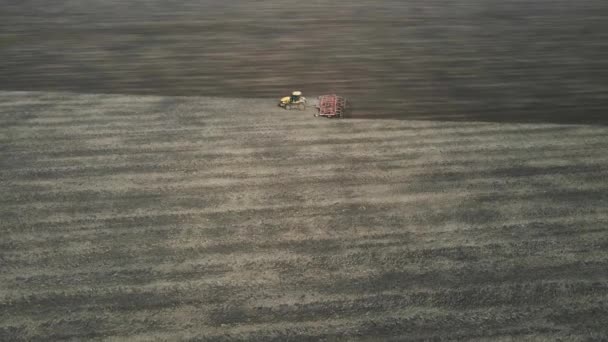 Аерофотозйомка Сучасного Жовтого Трактора Оранює Сухе Сільськогосподарське Поле Підготовка Землі — стокове відео
