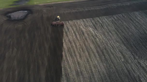 Pemandangan Udara Dari Traktor Kuning Modern Melintasi Lapangan Membajak Lahan — Stok Video